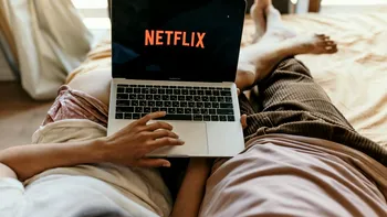 Filmul de pe Netflix care e un loop temporal înfricoșător: Cum ar fi dacă ai retrăi aceeași zi, la nesfârșit? Află în “Happy Death Day”