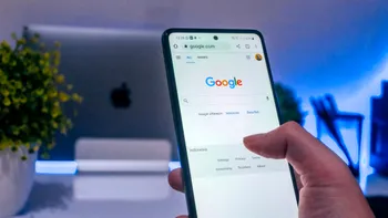 Google impune mai multe restricții asupra inteligenței artificiale, după ce a sugerat oamenilor să pună lipici pe pizza