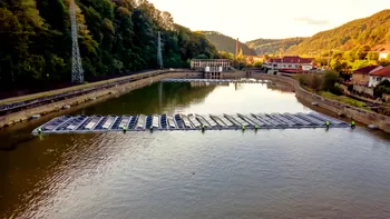Prima centrală fotovoltaică pe apă din România, pusă în funcțiune. Unde o găsești, ce putere are și cine a instalat-o