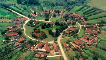 Satul din România cu doar cinci locuitori. Un bătrân de 85 de ani ”ține în brațe” toată localitatea uitată de români