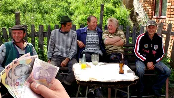 Câți bani primesc românii ca să stea degeaba: Tu muncești, ca ei să stea acasă sau la birt