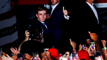 “Micuțul” Barron Trump s-a făcut mare, la 18 ani și 2 metri este o copie fidelă a tatălui său. Cum a apărut în public la meeting-ul electoral al tatălui său