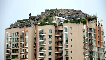 Un bărbat și-a ridicat propriul munte, cu tot cu cabană, pe un bloc de locuințe. Ar putea fi ușor 