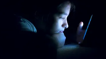 Lumina albastră de la telefonul tău mobil ar putea afecta pielea, arată ultimele cercetări