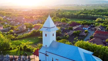 Satul din Alba care se gospodărește singur datorită localnicilor, e unic în România. Aceștia își construiesc poduri, repară străzile, biserica, dar ajută și săracii