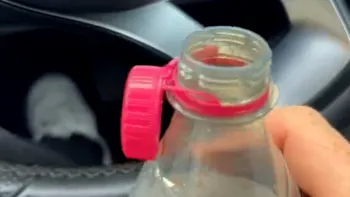 Soluția virală pentru capacele nedetașabile de la sticlele de suc, apă și bere. Așa nu te mai frustrezi și nici nu te mai chinui să le rupi VIDEO