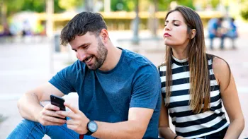 Modul în care partenerul tău folosește telefonul mobil poate indica dacă te înșală
