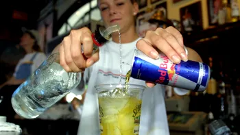 Ce se-ntâmplă dacă amesteci alcool cu băuturi energizante: Afectează creierul, conform cercetătorilor