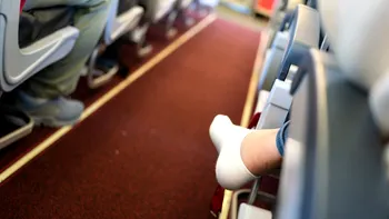 Motivul principal pentru care nu ar trebui să te descalți într-un avion: Pericolele ascunse când zbori