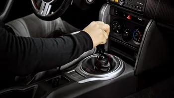 Oprești mașina la semafor, o scoți din viteză la trecerea de pietoni sau doar frânezi. Diferența între cutie manuală și automată