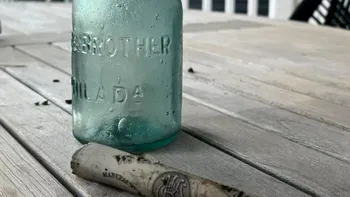 O femeie a descoperit cel mai vechi mesaj din lume într-o sticlă, pe o plajă: Ce era scris pe foaia care datează din 1876