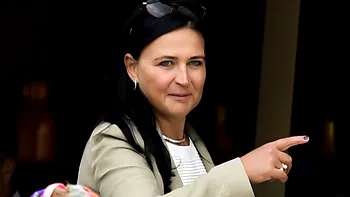 Patroana Pro TV, cea mai bogată femeie a Europei de Est, a preluat imperiul media după ce soțul miliardar a murit într-un accident aviatic. Acum, se orientează către Vest