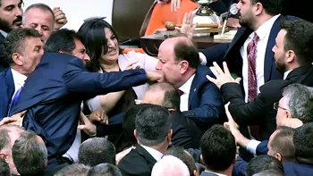 Bătaie în parlamentul Turciei. VIDEO momentul în care aleșii se cred în ringul de box