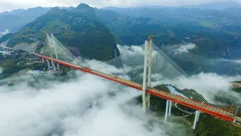 Podul Beipanjiang din China: O minune a ingineriei la 565 de metri deasupra unei văi impresionante