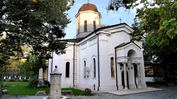 Descoperire istorică în centrul Capitalei: Un sicriu de zinc vechi, găsit în curtea Bisericii Izvorul Tămăduirii „Mavrogheni”