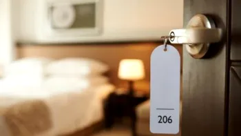 Cum afli dacă sunt camere ascunse în camera de hotel în care te cazezi. Trucul simplu prin care le descoperi