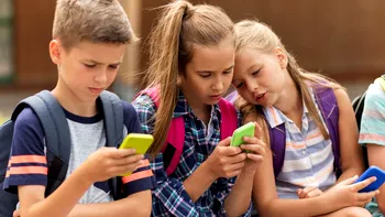 Ecranele, inamicul tăcut al copilăriei: De ce copiii sub 6 ani nu ar trebui să aibă acces la dispozitive digitale