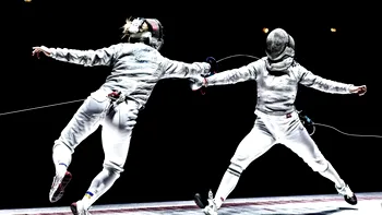 De ce sunt sportivii olimpici de scrimă legați la spate cu cabluri electrice? Nu, nu este la ce te gândești