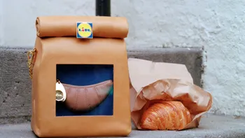 Geanta cu croissant de la Lidl a înnebunit clienții retailerului. Creația este un tribut adus unui produs adorat de milioane de cumpărători