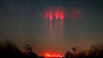 Fenomen rar ca de pe altă lume surprins în timpul ploii de meteori Perseide. Fulgerele roșii creează o scenă spectaculoasă pe cer