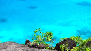 Peisajul natural cu ape cristaline care te face să te simți în Maldive, fără să fi plecat din România. E un colț rupt din Rai