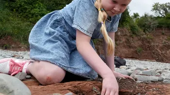 Descoperirea întâmplătoare a unei fetițe de 10 ani, în timp ce se plimba pe plajă, ar putea rescrie istoria evoluției omenirii de acum milioane de ani
