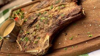 Septembrie vine cu scumpiri la carne. Cât plătești pe un kilogram de porc sau pui, niciodată nu a fost atât de valoros