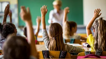 Reguli stricte, din toamnă, pentru elevii români: Ce nu mai au voie să facă școlarii