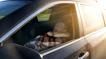 Este legal să dormi în mașină pe marginea drumului? Ce prevede Codul Rutier
