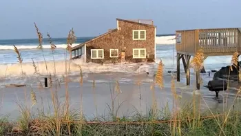 O casă este luată de mare în urma uraganului Ernesto: Un nou dezastru pe coasta Carolinei de Nord VIDEO