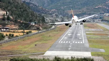 Cel mai dificil aeroport din lume unde doar 50 de piloți pot ateriza și decola: ce face special Aeroportul Paro din Bhutan