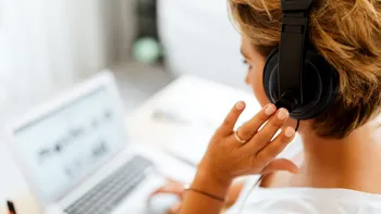 Ce se întâmplă cu adevărat când apelul tău e pus în așteptare la call center. De ce trebuie să fii atent la ce spui când nu auzi muzică