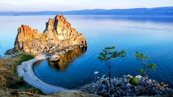 Cel mai adânc lac de pe planetă are formă de semilună, propria floră și faună. Poți vedea clar până la 40 de metri adâncime