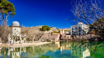 Cel mai mare lac termal din Europa se întinde pe două hectare, are două insule și o temperatură constantă de 32 de grade Celsius