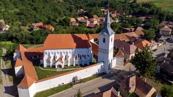 Satul din România, la două ore de Brașov, care găzduiește o cetate unică în lume. Deși este în patrimoniul UNESCO, puțini români au auzit de el