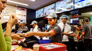 Un bărbat a muncit 27 de ani fără nicio zi liberă la un fast-food și a primit 400.000 de dolari. Ce a făcut cu banii