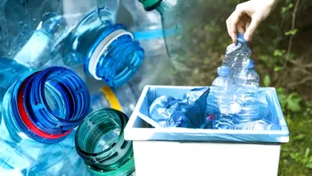 O româncă e dezgustată după ce a văzut unde ajung, de fapt, bidoanele reciclate. Descoperirea a întristat-o profund pe Ana