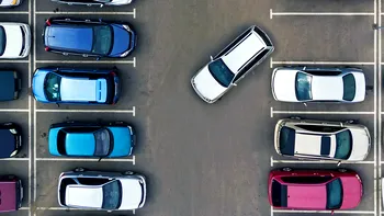 Șoferii cu mașini pe benzină și motorină, sfătuiți să parcheze cu spatele. De ce sunt îndemnați conducătorii auto din Anglia să facă această manevră