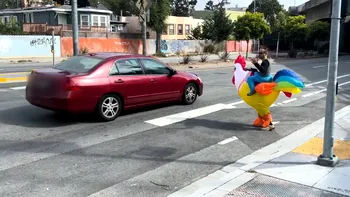Polițist deghizat în pui de găină, metoda inedită folosită pentru a prinde șoferii care încalcă legea rutieră în San Francisco