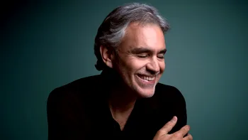 Și-a pierdut vederea la vârsta de 12 ani, în timp ce juca fotbal, însă muzica l-a salvat. Povestea legendarului tenor Andrea Bocelli