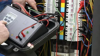 Obligatoriu în România pentru toți furnizorii de energie, trebuie anunțați români. Așa aflăm noile tarife la curent și gaze naturale