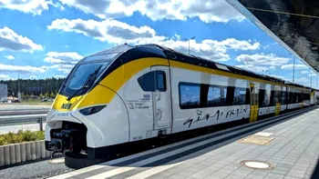 Tesla lansează primul tren electric complet gratuit