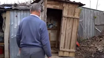 Cifrele INS dezvăluie realitatea vieții cotidiene în România: Mulți români trăiesc singuri, și mai mulți, cu WC în curte