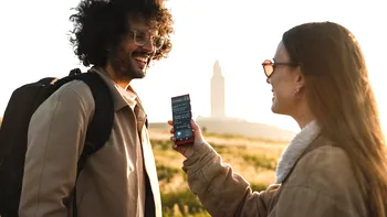 Vasco Translator V4 ar putea fi cel mai bun partener de vacanță. Gadgetul care te ajută să te înțelegi cu străinii pe viață
