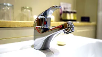 Când pe coloana de apă caldă curge apă rece, plătim această apă la preț de apă caldă? Curiozitatea oricărui român care stă la bloc
