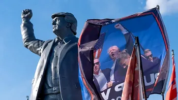 Trump s-a întors în locul tentativei de asasinat, însoțit pentru prima dată de Elon Musk