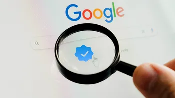 Google lansează un nou experiment care vrea să combată dezinformarea: Cum funcționează „bifa de verificare”, care începe cu sursele comerciale și ar putea ajunge la cele media