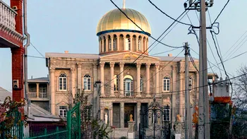 Satul din România care i-a uimit pe jurnaliștii englezi. Romii au palate mai strălucitoare decât ale regilor lor, sfidând astfel trecutul din robie