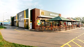 O persoană a murit după ce a mâncat burger Quarter Pounder de la McDonald's. Alte zeci de persoane s-au îmbolnăvit: Alertă în SUA
