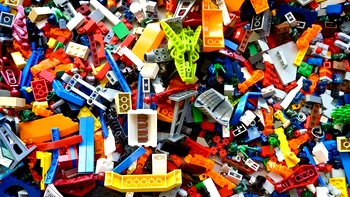 Oraș Lego construit în subsolul unui bărbat face senzație pe internet: „Aș da orice să mă mut în el”